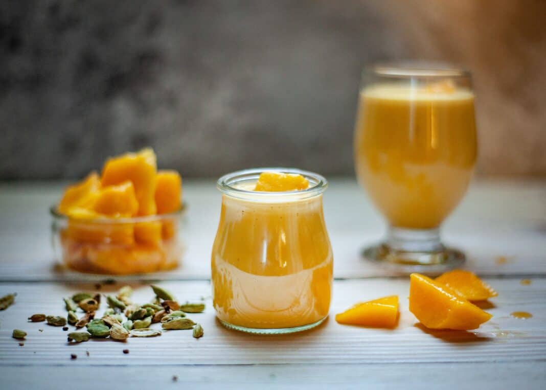 Detoxifying juice with mango