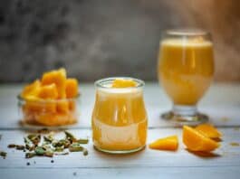 Detoxifying juice with mango