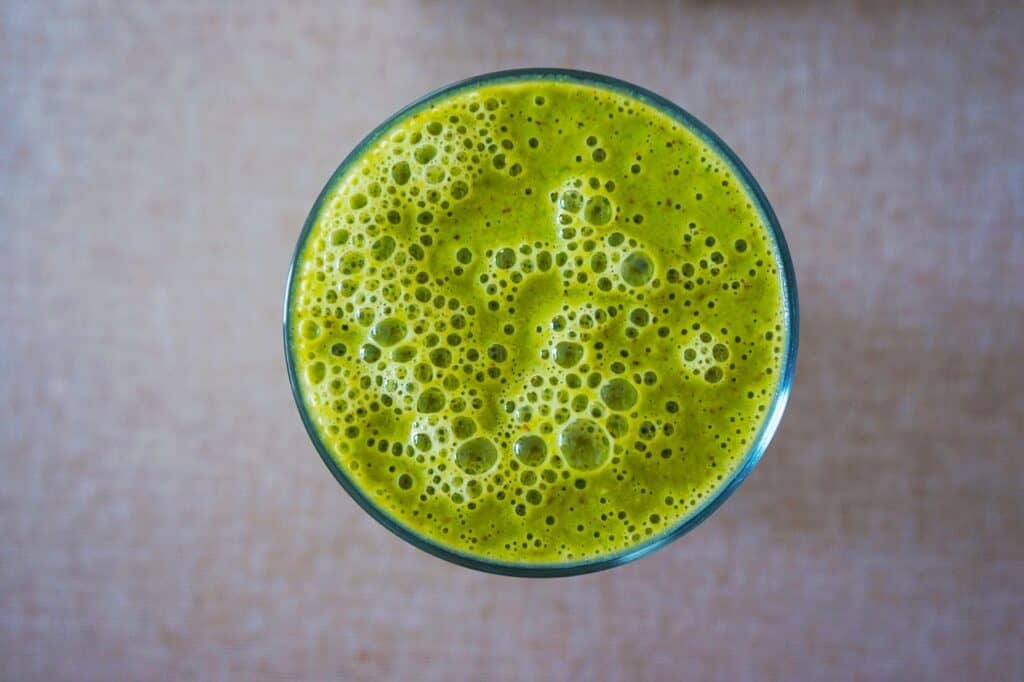 Detoxifying green juice